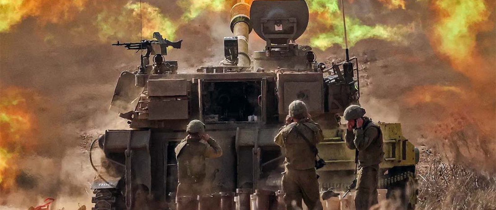 Um obuseiro autopropelido do Exército israelense dispara perto da fronteira com Gaza, sul de Israel, em 11 de outubro de 2023 (Jack Guez/AFP via Getty Images).