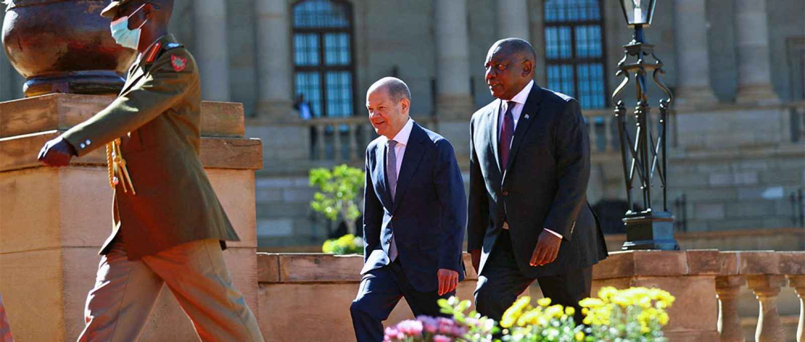 O chanceler alemão, Olaf Scholz, é recebido pelo presidente sul-africano, Cyril Ramaphosa, em Pretória, África do Sul, em 24 de maio de 2022 (Siphiwe Sibeko/Reuters).