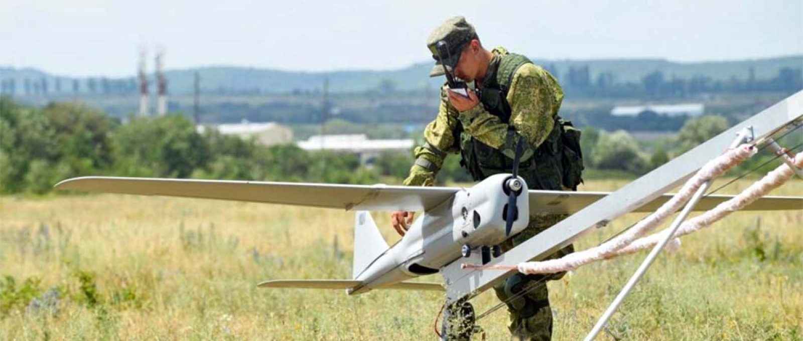 Militar preparando drone Orlan-10 (Andrey Rusov/Ministério de Defesa da Rússia).