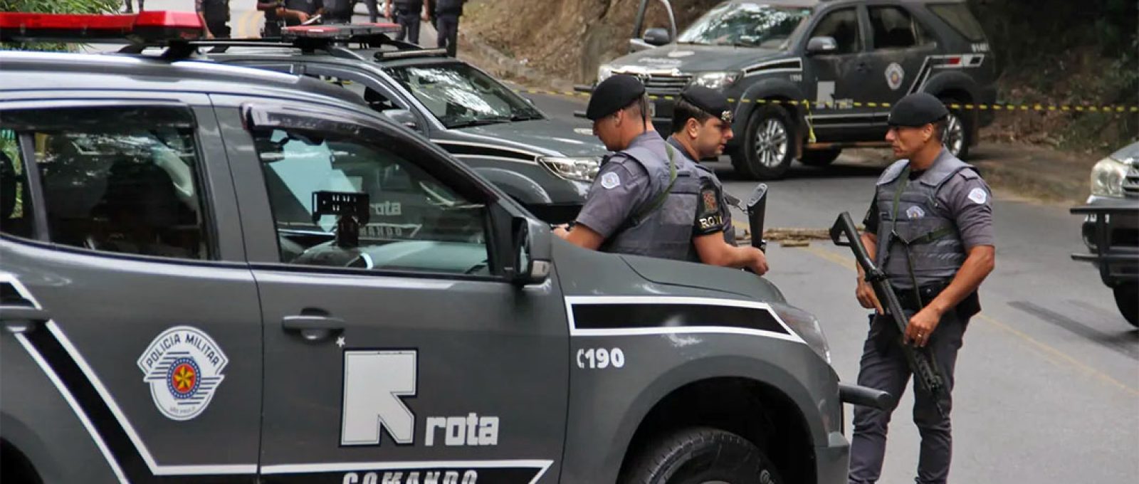 Policiais militares de São Paulo durante uma ocorrência de roubo a dois bancos na cidade de Guararema-SP, em abril de 2019 (Jonny Ueda/Futura Press/Estadão Conteúdo).