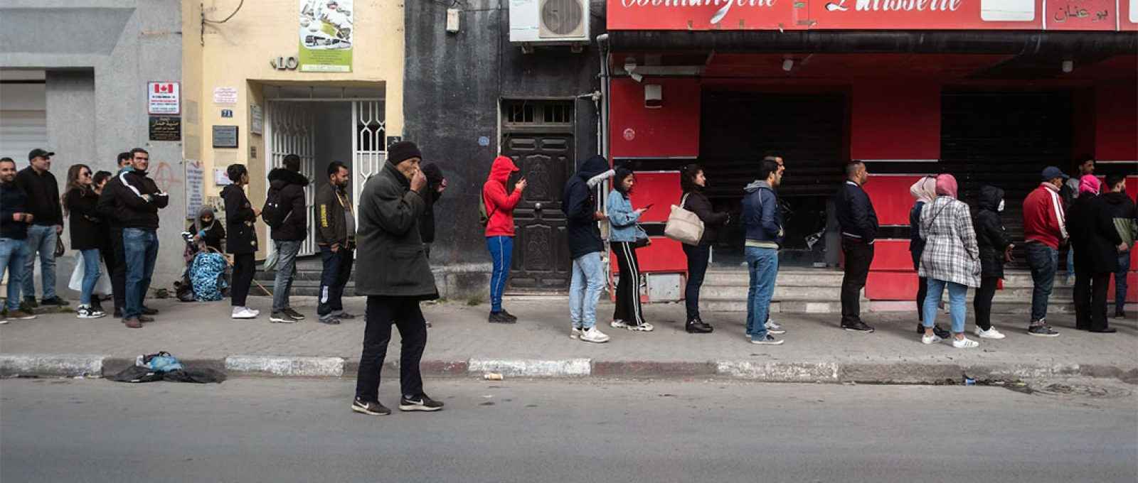 Pessoas fazem fila em frente à uma padaria em Túnis, em 2 de abril. A Tunísia depende muito da Ucrânia e da Rússia para o fornecimento de trigo (Amine Landoulsi/The Washington Post).
