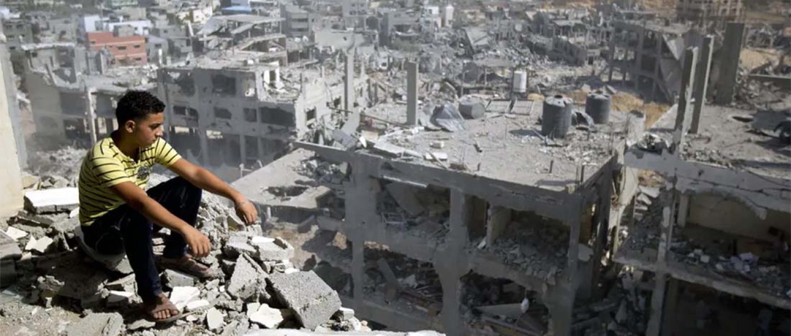 Palestino observa a destruição no bairro de Al-Tufah, na cidade de Gaza (Mahmud Hams/AFP/Getty Images).