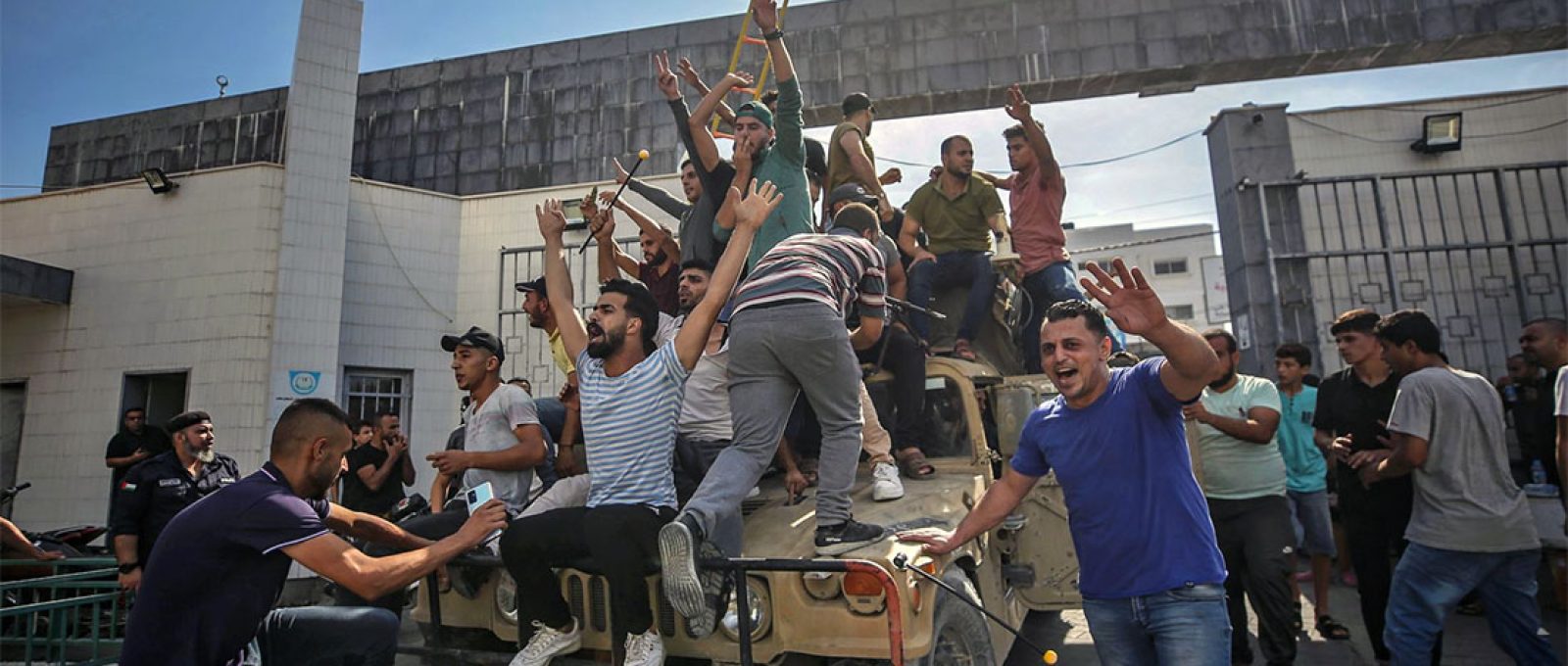 Palestinos em um jipe militar israelense pelas ruas de Gaza durante o ataque aos assentamentos israelenses (Haitham Imad/Shutterstock).