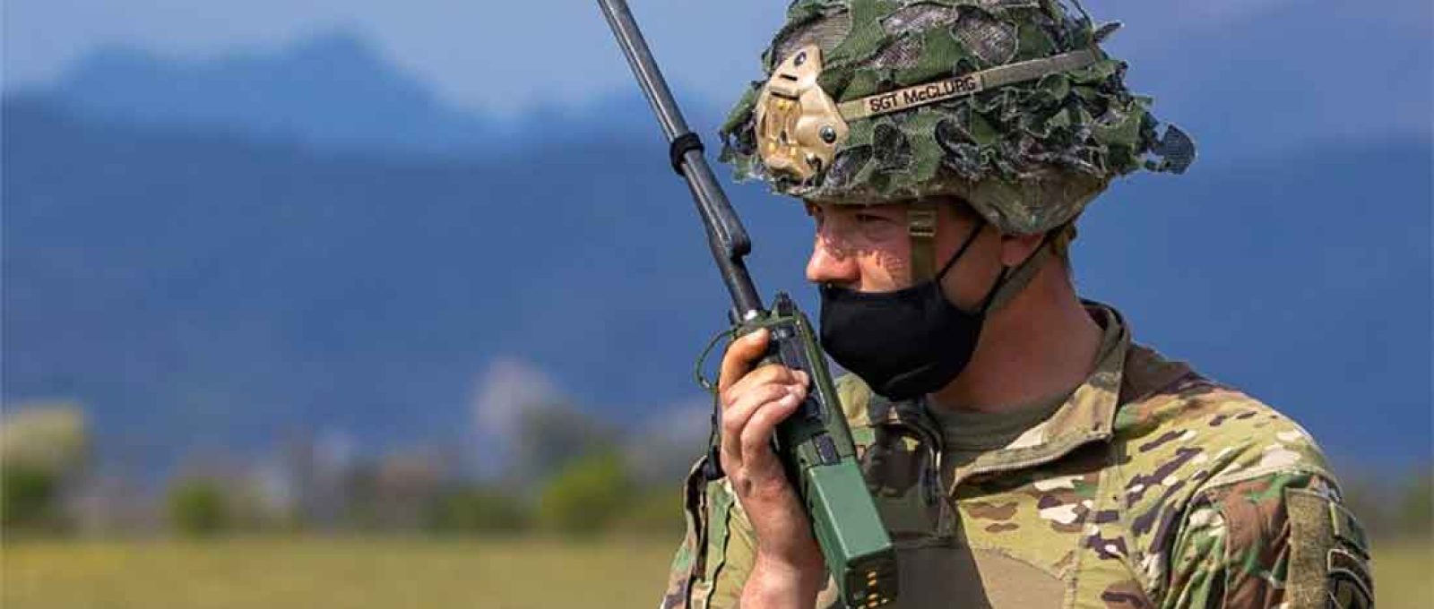 Paraquedista do Exército dos EUA designado para o 2º Batalhão, Regimento de Infantaria de Pára-quedistas 503 entra em contato com sua equipe durante um treinamento em 15 de abril de 2021 (Foto: Giovanny Lopez/US Army).