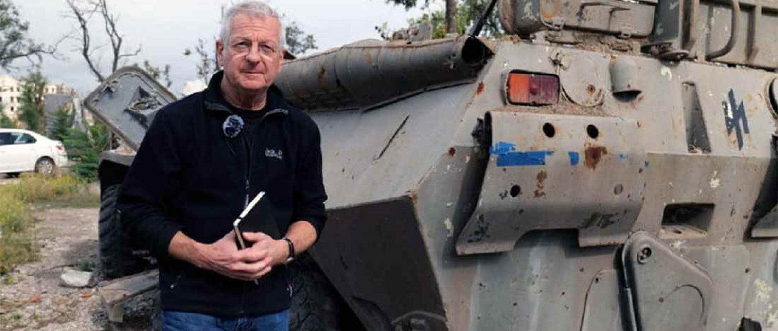 Patrik Baab ao lado de um veículo destruído do Batalhão Azov na usina siderúrgica Azov (Sergey Filbert).