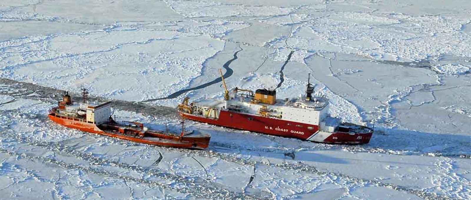 O petroleiro russo Renda navega em direção a Nome, no Alasca, com a apoio do Healy, cutter da Guarda Costeira dos EUA, no Mar de Bering (Sara Francis/Guarda Costeira dos EUA via Getty Images).
