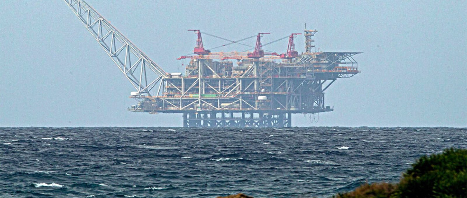 A plataforma do campo de gás natural Leviathan, no Mediterrâneo, na costa da cidade de Cesaréia, norte de Israel, 24 de fevereiro de 2022 (Jack Guez/AFP via Getty Images).