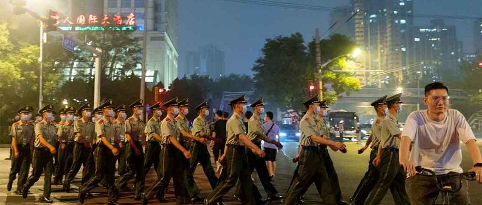 Polícia se posiciona durante ensaio de exibição de fogos de artifício perto do Estádio Nacional em 25 de junho de 2021 (Foto: Thomas Peter/Reuters).