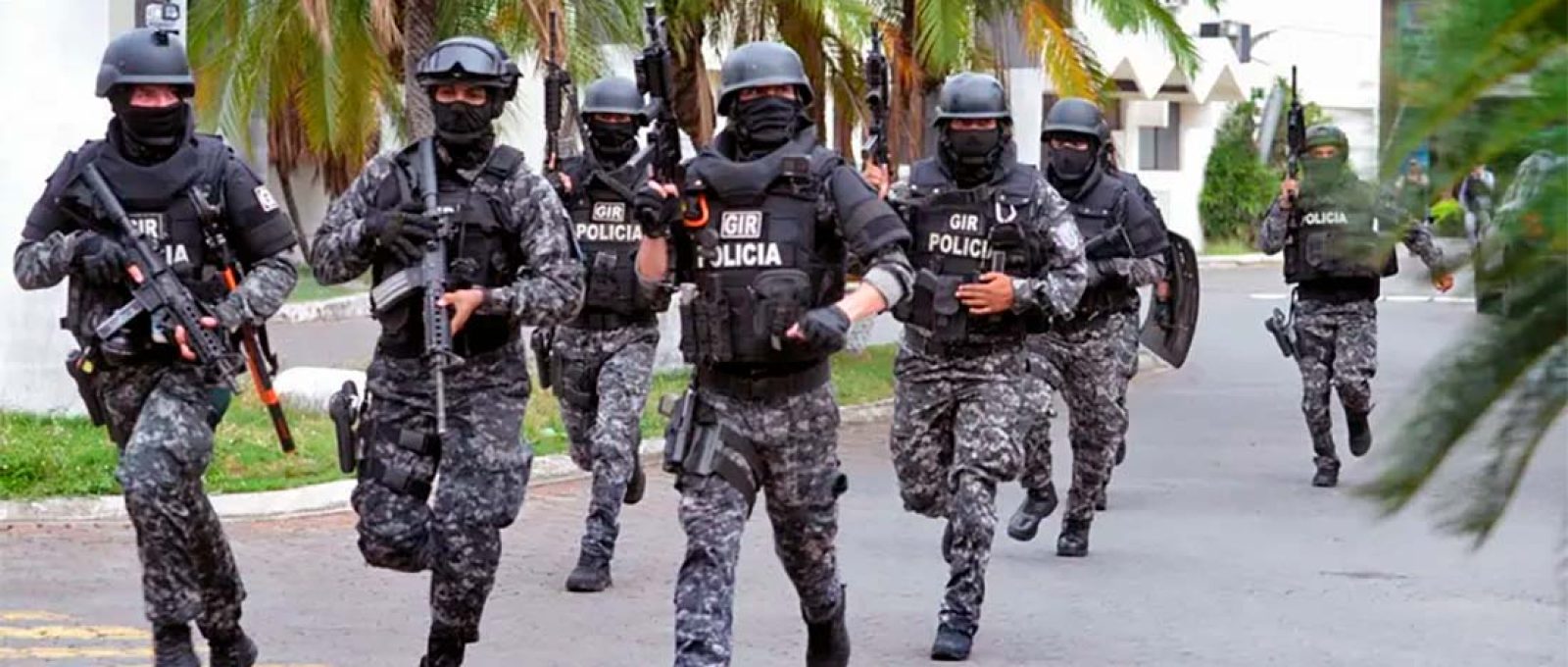 Polícia equatoriana entra nas instalações do canal de televisão TC do Equador depois que homens armados invadiram o estúdio ao vivo em 9 de janeiro de 2024, em Guayaquil, Equador, depois que o presidente Daniel Noboa declarou estado de emergência após a fuga da prisão de um chefe do narcotráfico (Stringer/AFP).