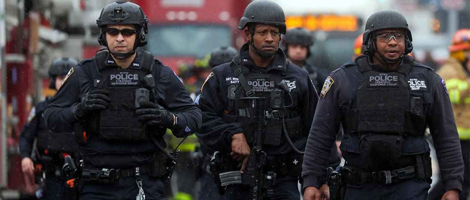 Policiais perto do local de tiroteio em uma estação de metrô no bairro do Brooklyn, em Nova York, EUA, em 12 de abril de 2022 (Today).