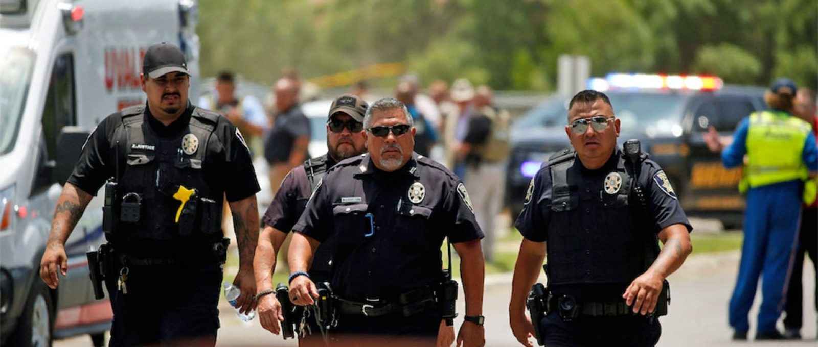 Policiais caminham perto da escola Robb Elementary, alvo de um Ataque Ativo, na cidade de Uvalde, Texas, na terça-feira, 24 de maio de 2022 (Dario Lopez-Mills/AP).