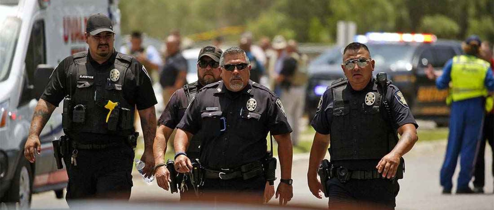 Policiais nas proximidades da Escola Primária Robb em Uvalde, Texas, após o tiroteio (Dario Lopez-Mills/AP).