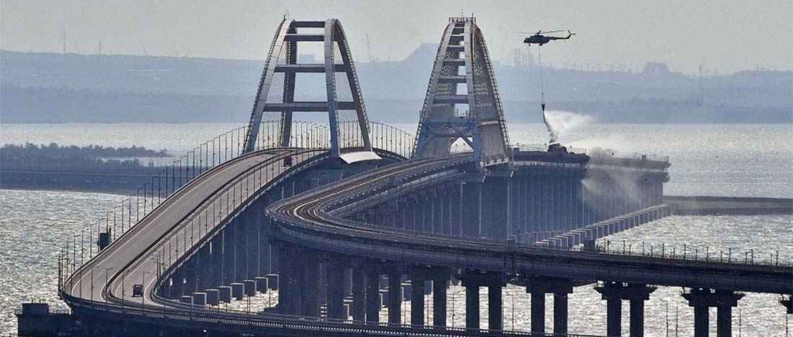 Helicóptero combate o fogo na ponte da Crimeia (AP).