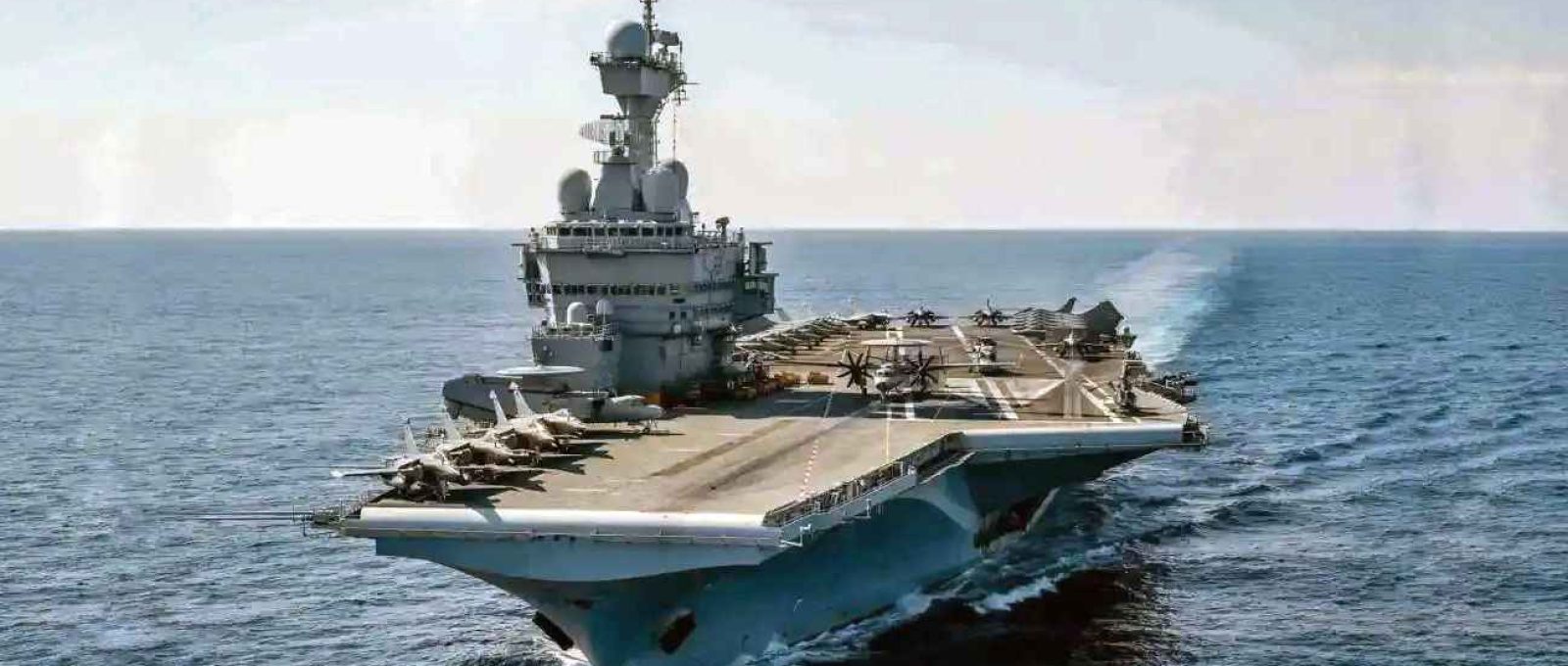 O porta-aviões francês FS Charles de Gaulle participou do exercício (Huanqiu/Chinamil).
