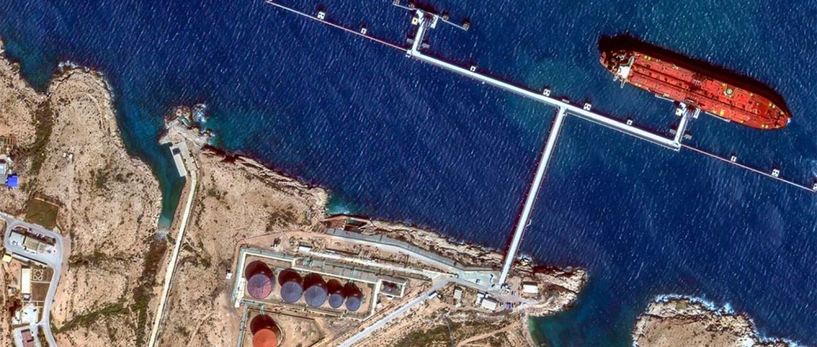 Vista aérea do Porto de Tobruk. (GeoEye-1/European Space Imaging).