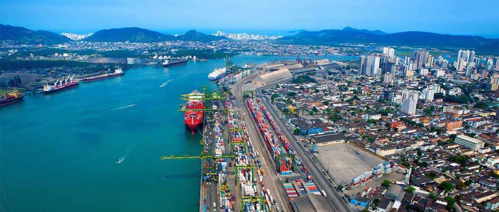 Vista aérea do Porto de Santos, no estado de São Paulo (Shutterstock).