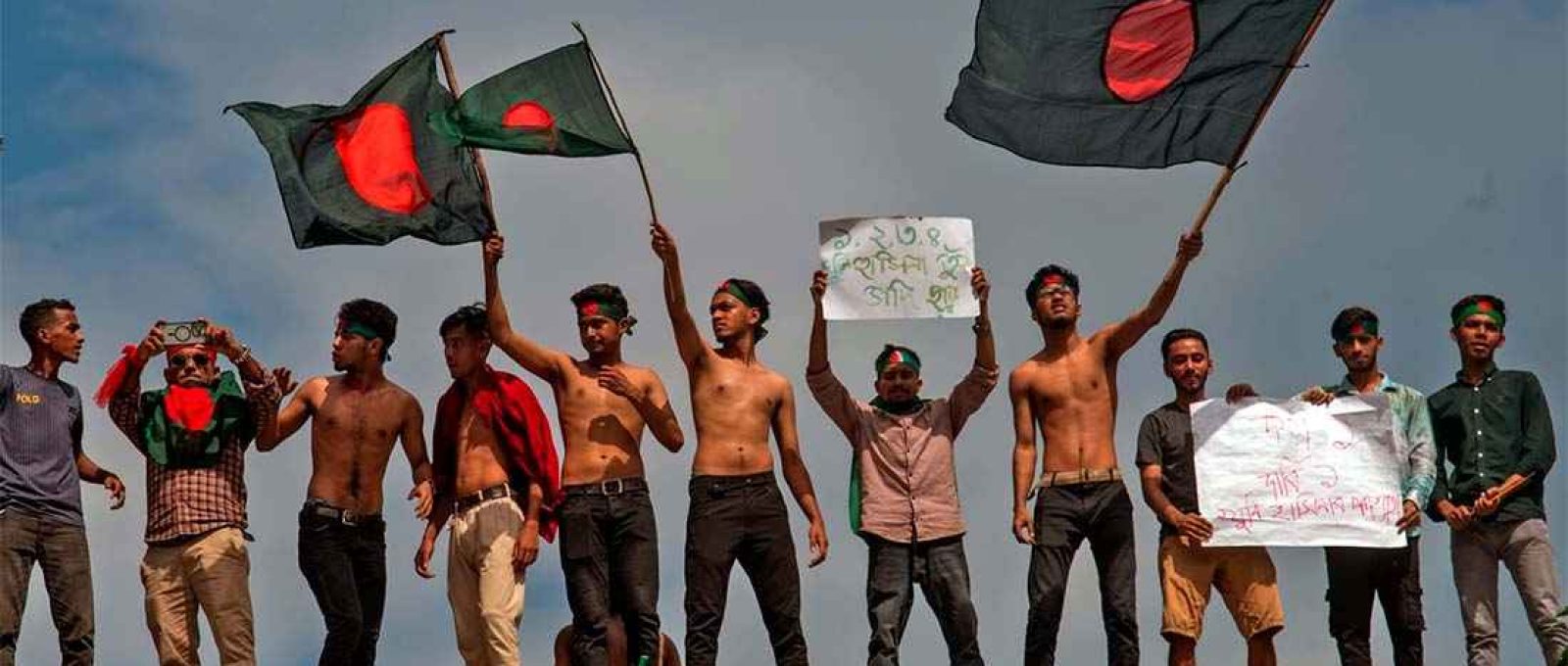 Manifestantes bloqueiam um cruzamento durante protesto em Dhaka, Bangladesh, em 4 de agosto de 2024 (Syed Mahamudur Rahman/Reuters/NurPhoto).