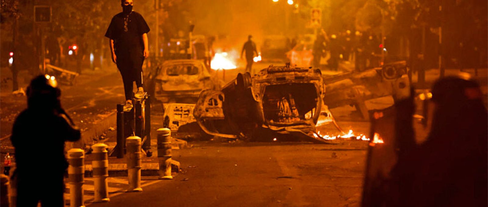 Manifestantes entram em confronto com a polícia após a morte de Nahel M., garoto de 17 anos morto por um policial francês durante fiscalização de trânsito em Nanterre, na França, em 30 de junho de 2023 (Gonzalo Fuentes/Reuters).