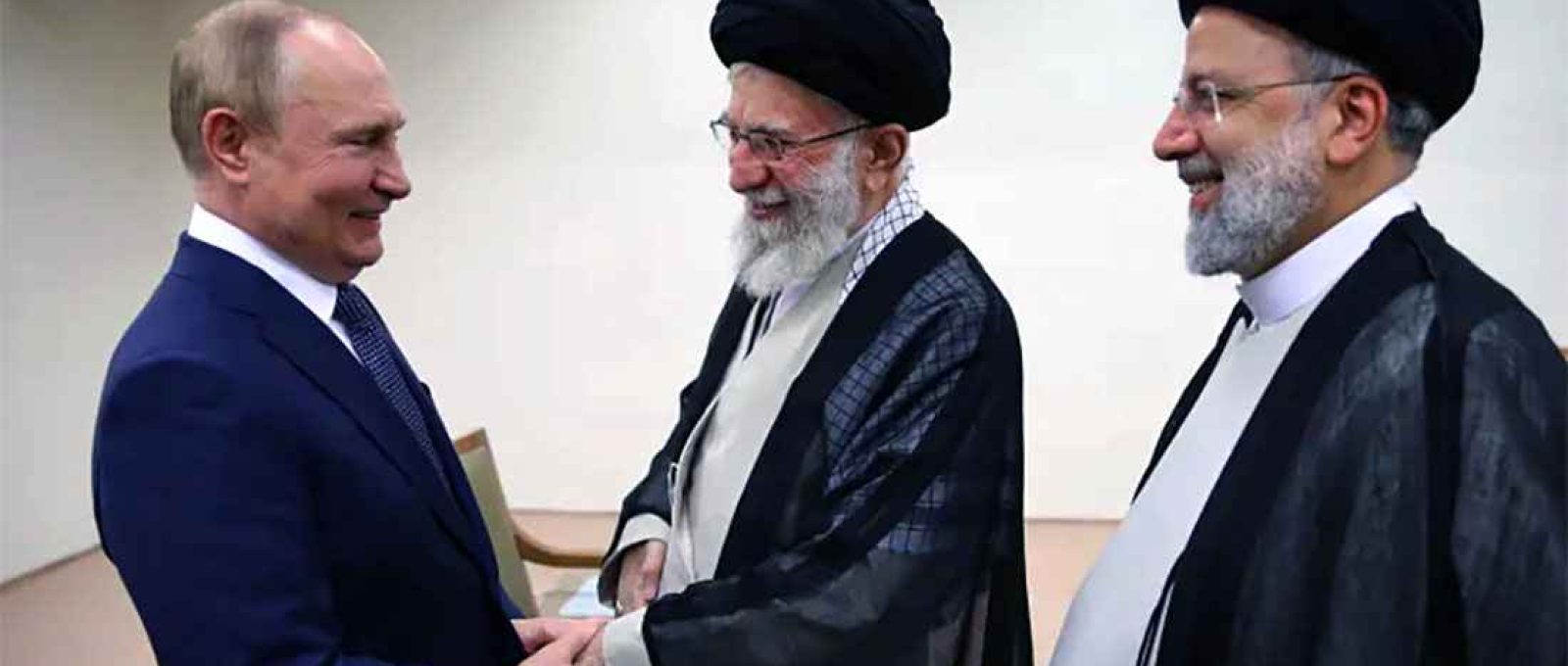 O líder supremo do Irã, aiatolá Ali Khamenei, ao centro, cumprimenta o presidente da Rússia, Vladimir Putin, em Teerã, com o presidente iraniano, Ebrahim Raisi, à direita (Escritório do Líder Supremo Iraniano).