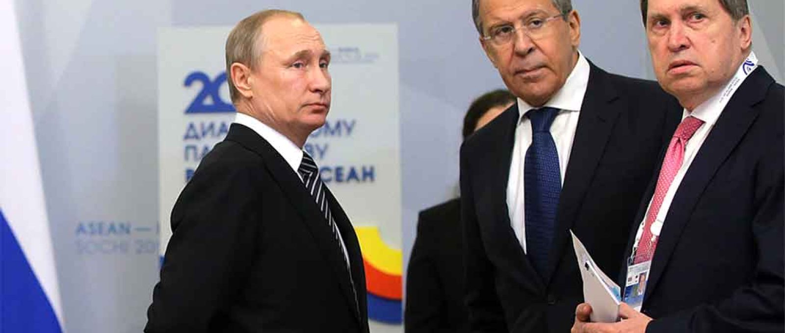 Da esquerda para a direita, o presidente russo, Vladimir Putin, o ministro das Relações Exteriores da Rússia, Sergei Lavrov, e o assessor presidencial russo Yuri Ushakov (Foto: Mikhail Metzel/Tass).