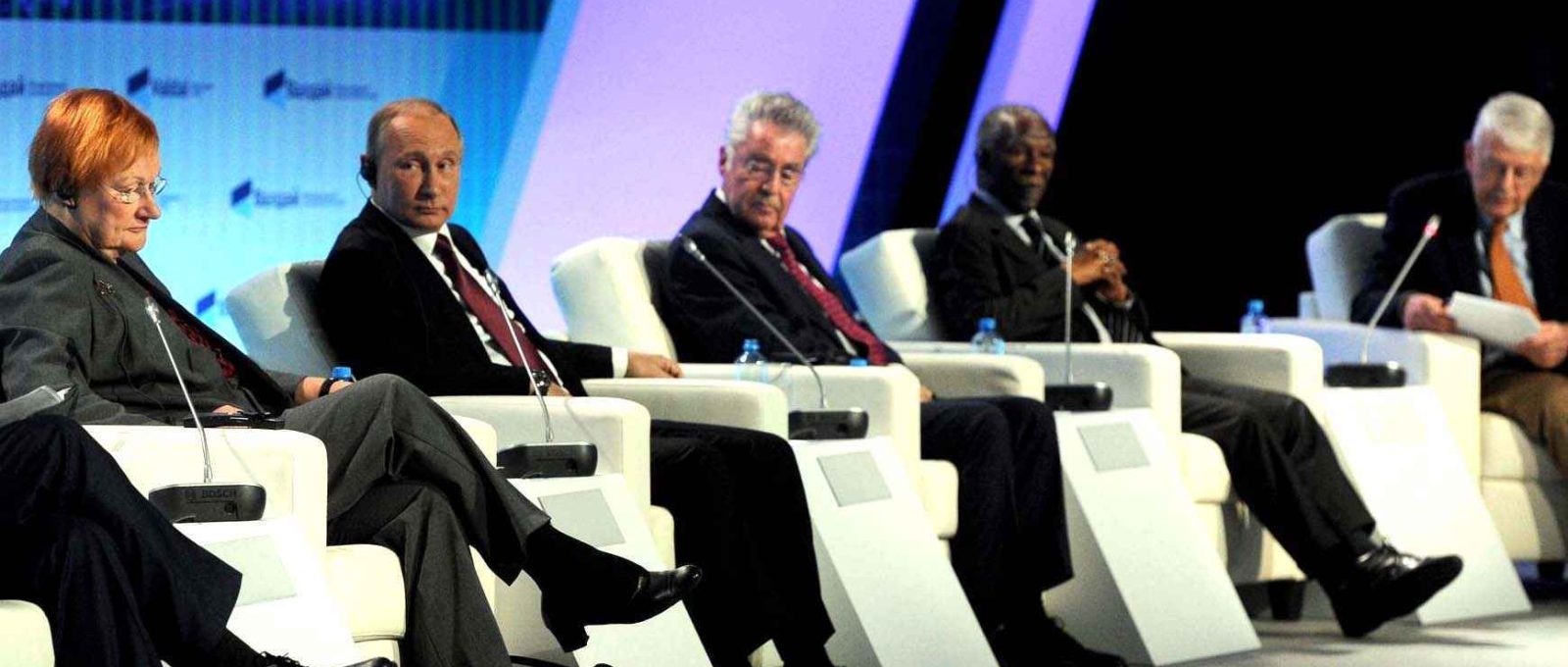 Painel de discussão no Valdai Discussion Club em 27 de outubro de 2016: Da esquerda para a direita, Tarja Halonen, ex-presidente da Finlândia; Vladimir Putin, presidente da Rússia; Heinz Fischer, ex-presidente da Áustria; Thabo Mbeki, ex-presidente da África do Sul; e Timothy Colton, presidente do Departamento de Governo da Universidade de Harvard (Serviço de Imprensa Presidencial da Rússia).