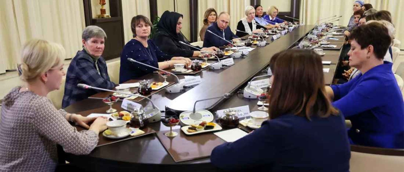 O presidente russo, Vladimir Putin, se reuniu com mães de militares que estão servindo na Ucrânia antes do Dia das Mães em Novo-Ogaryovo, perto de Moscou, Rússia, sexta-feira, 25 de novembro de 2022. O Dia das Mães na Rússia é comemorado no último domingo de novembro (Alexander Shcherbak/Sputnik/Kremlin Pool via AP).