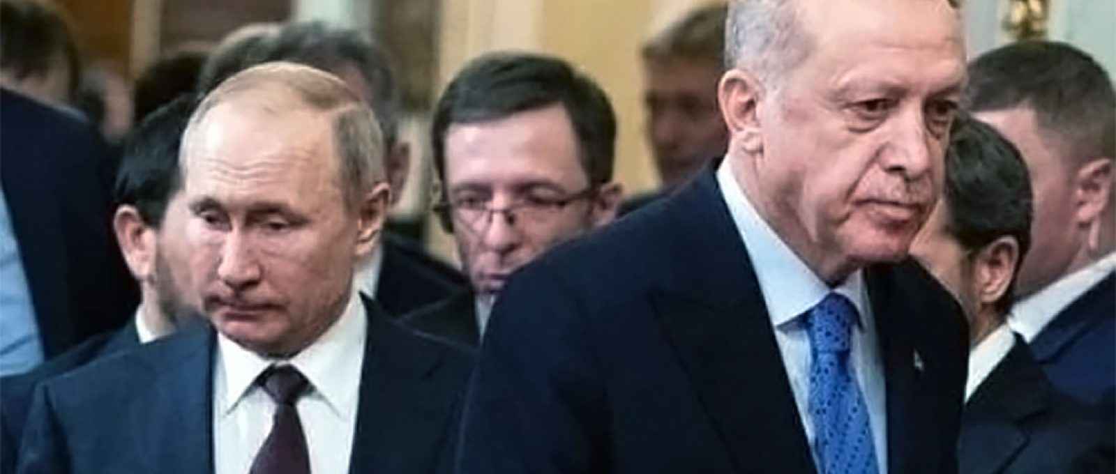 Os presidentes da Rússia, Vladimir Putin, e da Turquia, Tayyip Erdogan, chegam para uma coletiva de imprensa após suas conversas em Moscou, Rússia, em 5 de março de 2020 (Pavel Golovkin/Reuters).