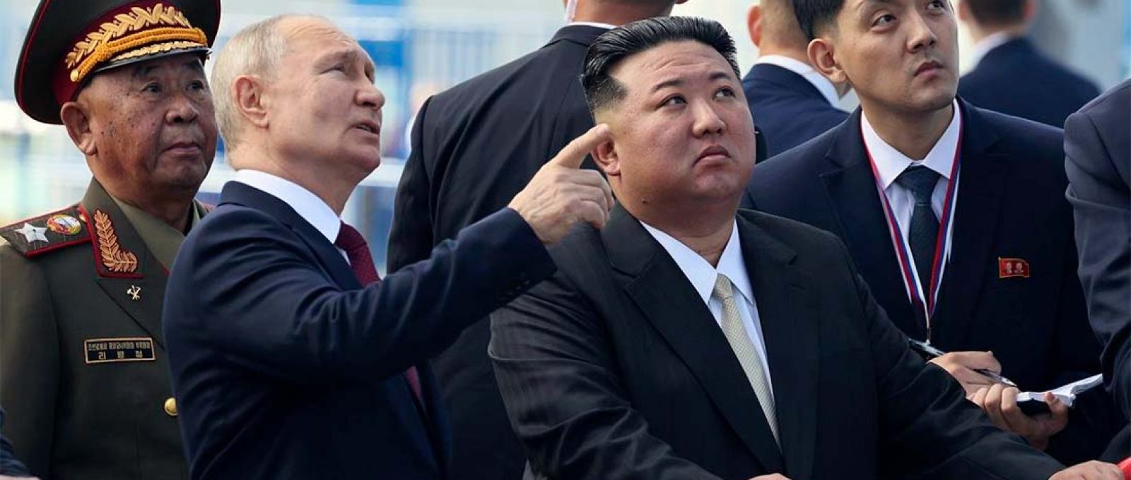 O presidente russo, Vladimir Putin, e o líder norte-coreano, Kim Jong Un, examinam uma plataforma de lançamento no Cosmódromo de Vostochny, na região russa de Amur, setembro de 2023 (AP).