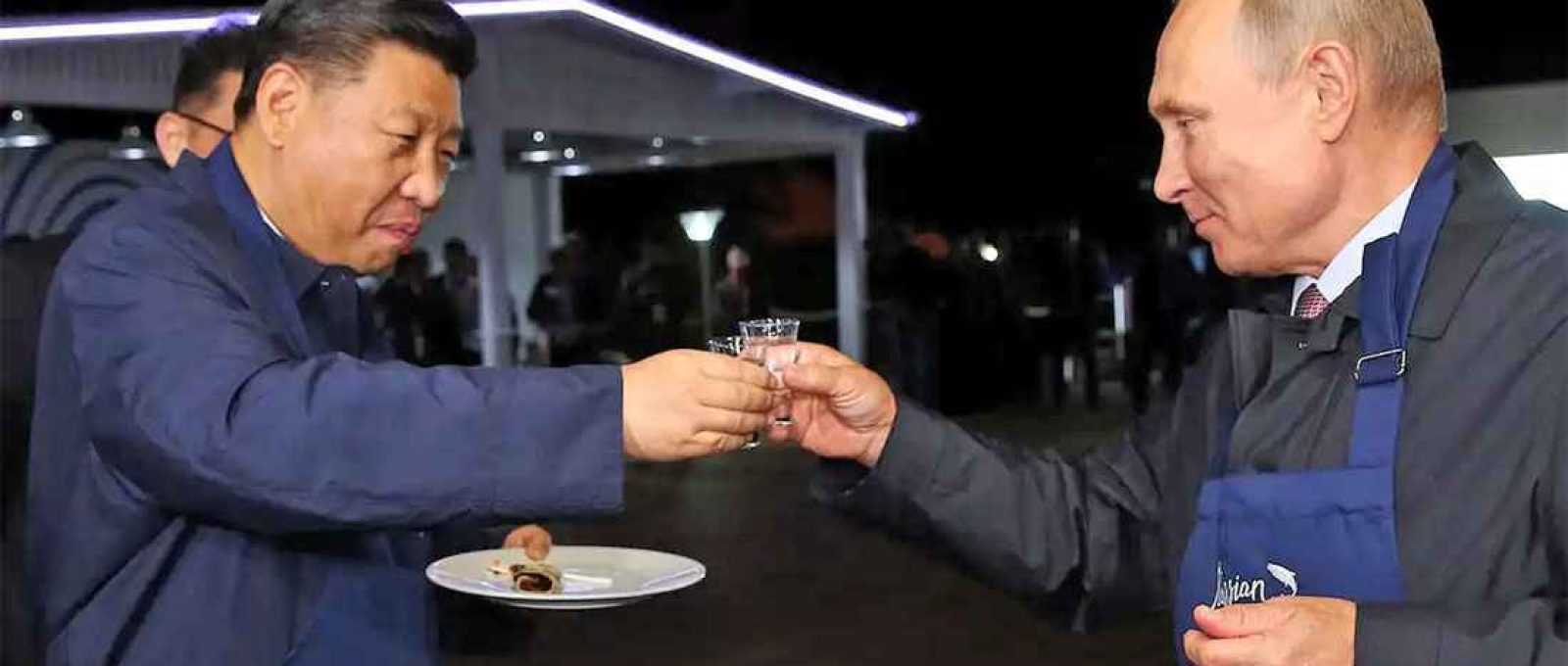 Em paralelo à sua participação no Eastern Economic Forum em Vladivostok, no extremo leste da Rússia, Putin e Xi vestiram aventais e prepararam panquecas russas tradicionais chamadas “blini” (Reuters).