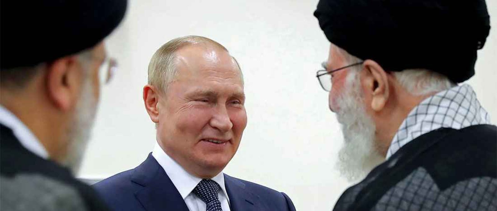 O presidente russo, Vladimir Putin, com seu homólogo iraniano, Ebrahim Raisi e o Líder Supremo do Irã, Aiatolá Ali Khamenei, em Teerã, julho de 2022 (Gabinete do Líder Supremo Iraniano/ZUMA).