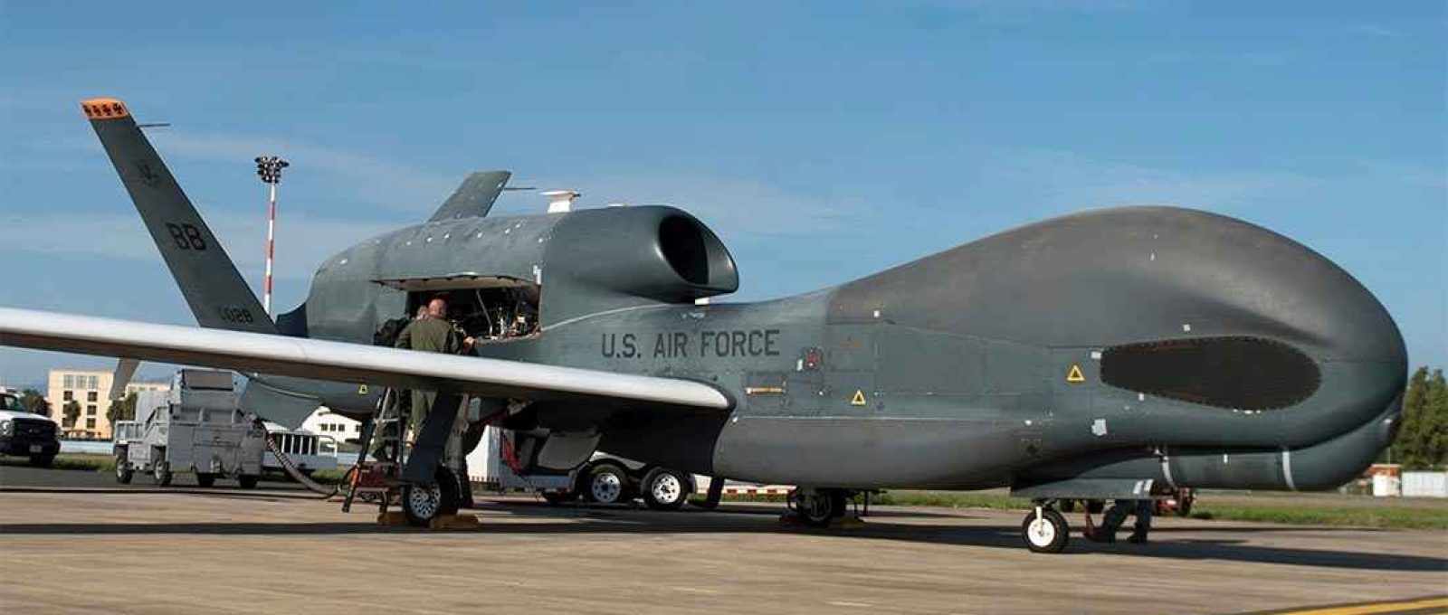 Membros do 7º Esquadrão de Reconhecimento preparam lançamento de um RQ-4 Global Hawk na Naval Air Station Sigonella, Itália, em outubro de 2018 (Foto: Sgt. Ramon A. Adelan/USAF).
