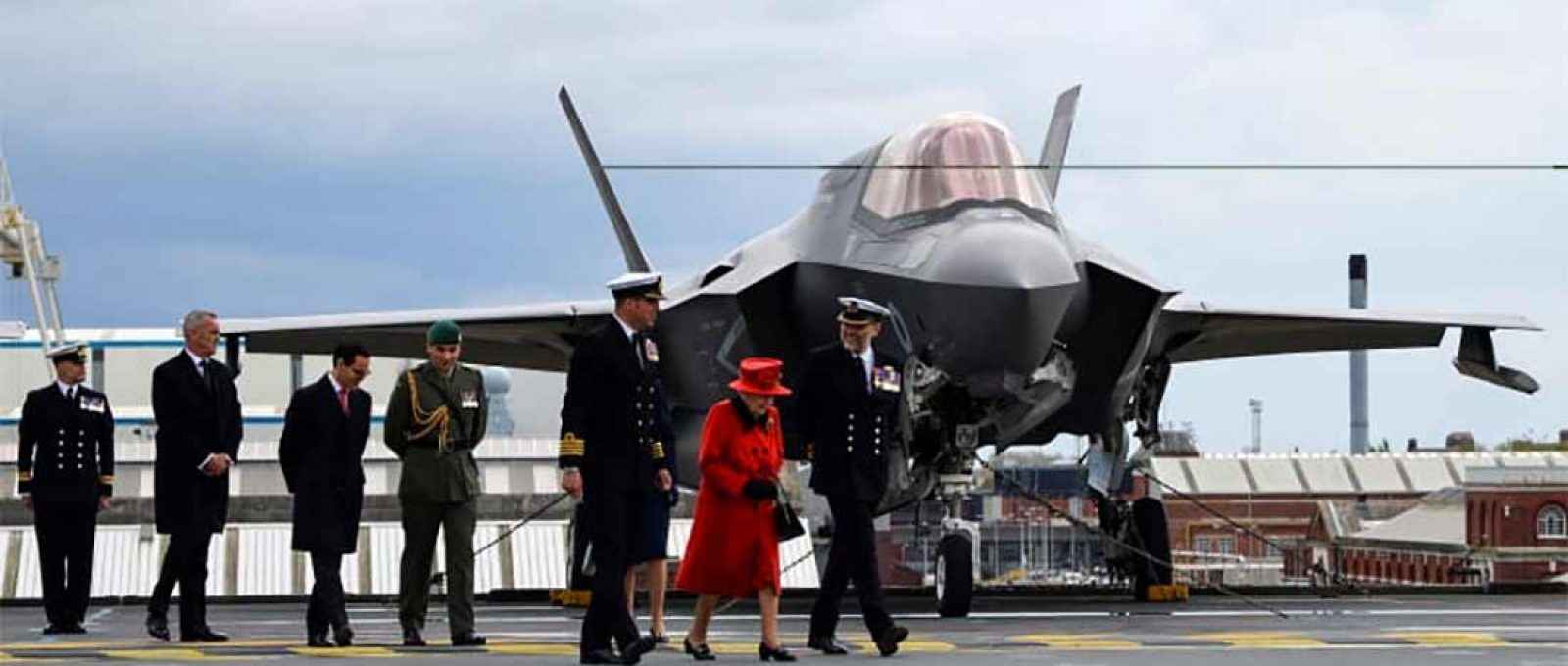 A Rainha Elizabeth II visitou o porta-aviões da Marinha Real HMS Queen Elizabeth em Portsmouth em 22 de maio de 2021, horas antes do grupo de batalha suspender em seu primeiro desdobramento operacional. Durante a visita de 45 minutos, a rainha falou para uma plateia de marinheiros, aviadores e fuzileiros navais britânicos e americanos (Foto: Ministério de Defesa do Reino Unido).