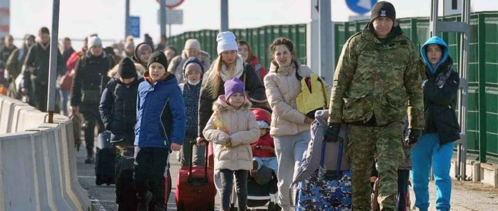 Refugiados ucranianos cruzando a fronteira com a Polônia (Czarek Sokalowski/AP/Ministério de Assuntos Internos da Ucrânia).