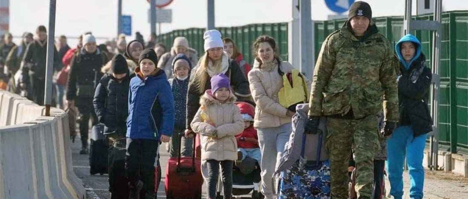 Refugiados ucranianos cruzando a fronteira com a Polônia (Czarek Sokalowski/AP/Ministério de Assuntos Internos da Ucrânia).