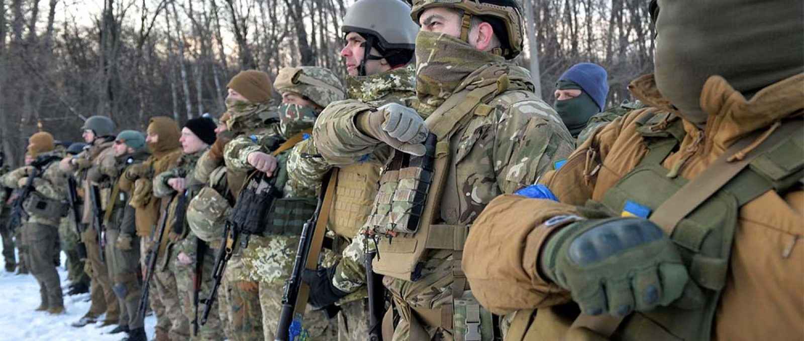 Membros do Regimento Azov em Kharkiv, Ucrânia. A unidade foi formada em 2014 por voluntários, muitos dos quais com tendências de extrema-direita, para combater os separatistas no leste do país (Sergey Bobok/AFP/Getty Images).