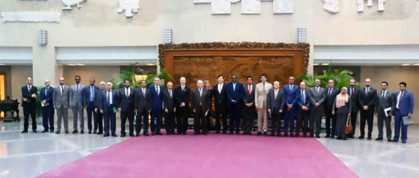 O enviado especial da China para o Oriente Médio, Zhai Jun, com enviados dos estados árabes em Pequim, para uma reunião de grupo para discutir a grave situação em Gaza, Pequim, 13 de outubro de 2023 (Ministério das Relações Exteriores da China).