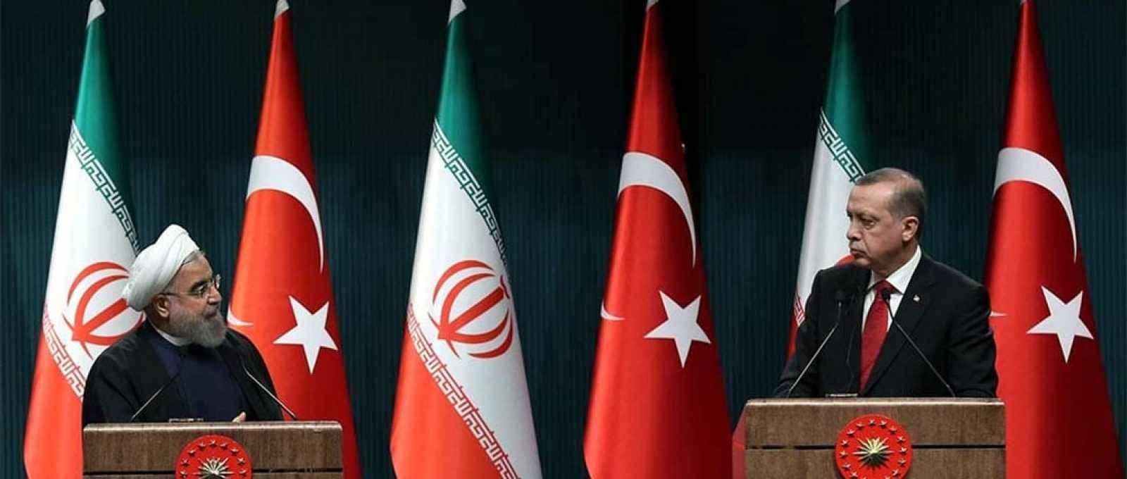 O então presidente do Irã, Hassan Rouhani (esq.), e o presidente da Turquia, Recep Tayyip Erdogan (dir.), em uma coletiva de imprensa conjunta após seu encontro no Complexo Presidencial, em Ancara, Turquia, em 16 de abril de 2016 (Rasit Aydoga/AFP).