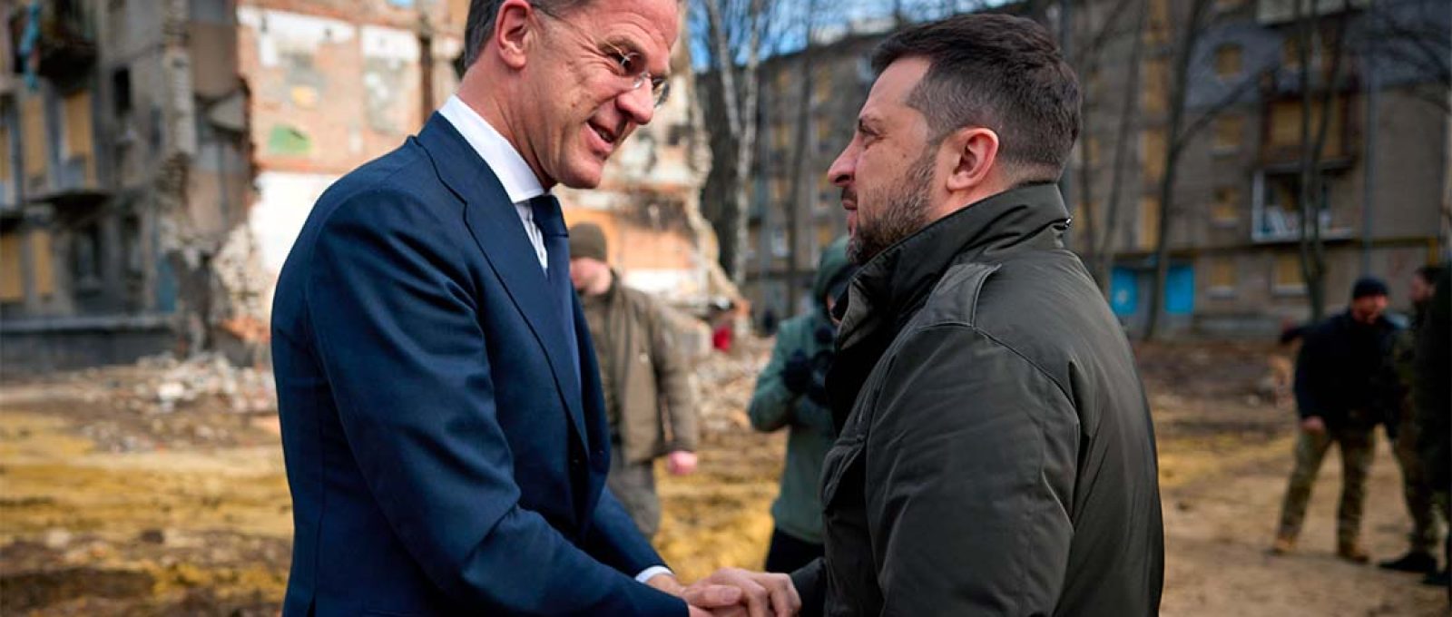 O presidente da Ucrânia, Volodymyr Zelensky, com o então primeiro-ministro da Holanda, Mark Rutte (atual secretário-geral da OTAN), em Kharkov, 1º de março de 2024 (Presidência da Ucrânia/Flickr/Domínio Público/CC0 1.0).