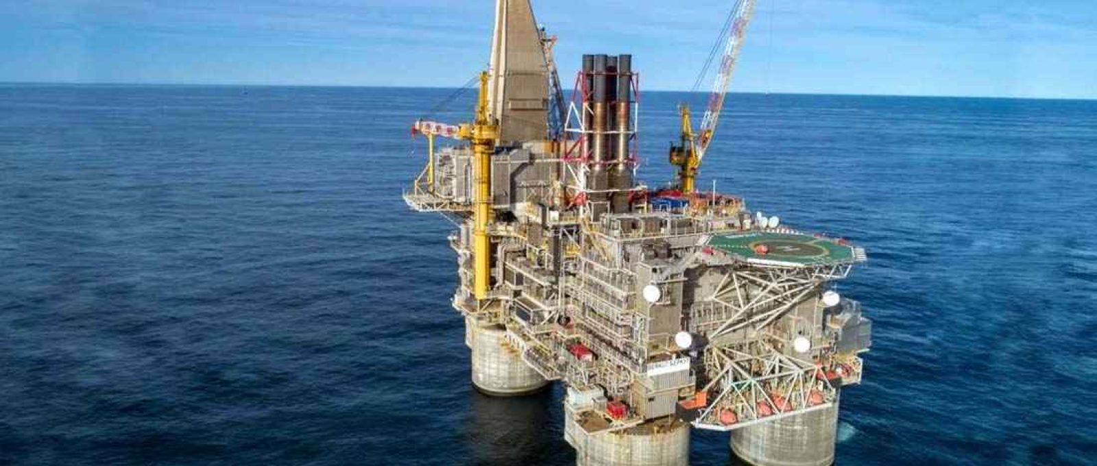 Plataforma Berkut no campo Arkutun-Dagi do projeto Sacalina-1 (Exxon Mobil/Exxon Neftegaz).