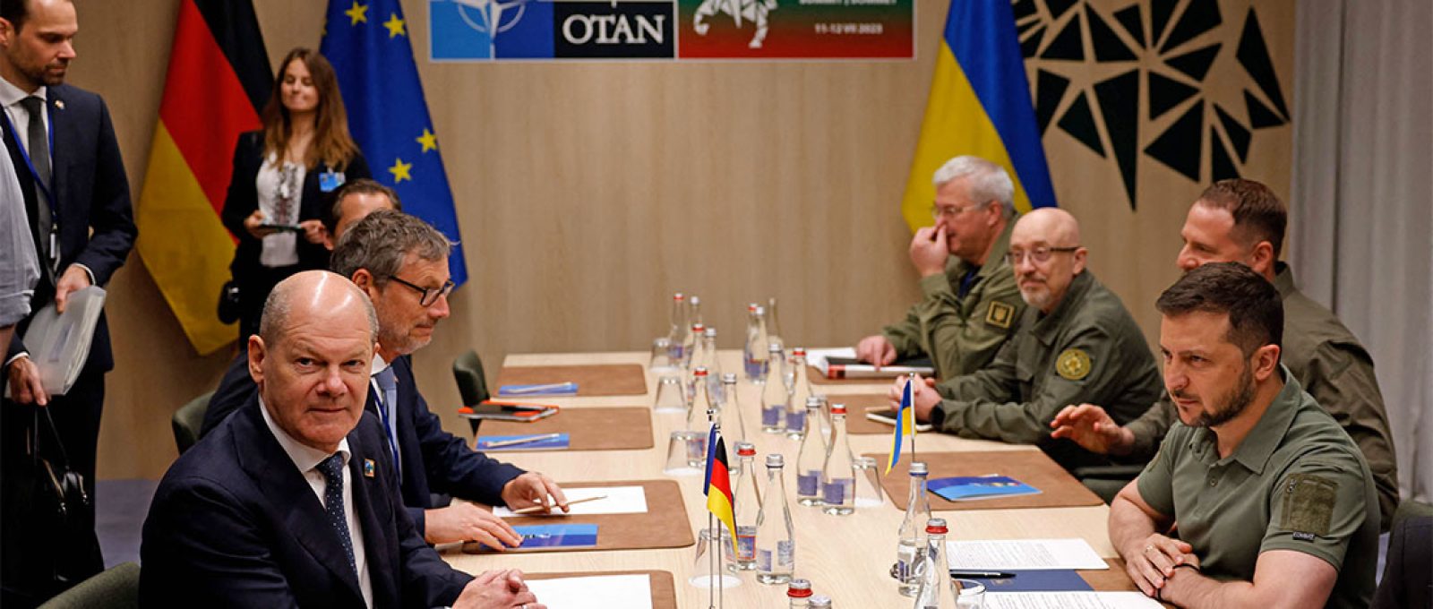 O chanceler alemão Olaf Scholz se encontrou com o presidente da Ucrânia, Volodymyr Zelensky, à margem da cúpula da OTAN em Vilnius, Lituânia, 12 de julho de 2023 (Odd Andersen/AFP via Getty Images).