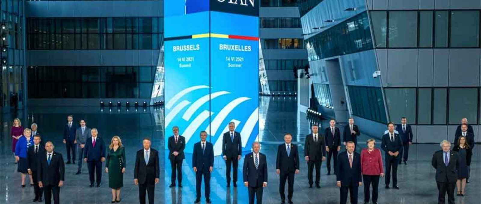 Líderes da Organização do Tratado do Atlântico Norte (OTAN) posam para foto de grupo na sede da organização em Bruxelas, na Bélgica, na segunda-feira (Foto: Xinhua).