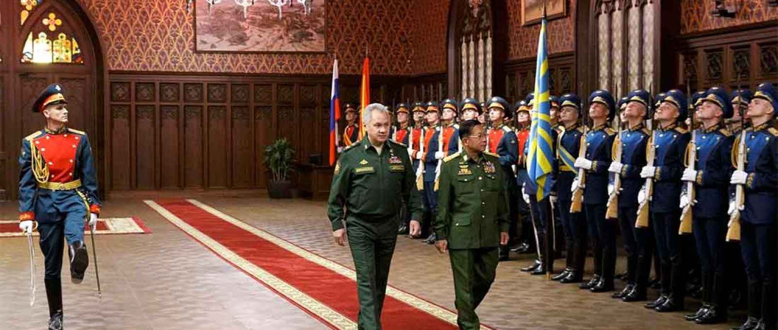 O ministro da Defesa da Rússia, Sergei Shoigu, e o comandante-em-chefe de Mianmar, general Min Aung Hlaing, inspecionam guarda de honra (Foto: Vadim Savitskiy/Ministério da Defesa da Rússia).