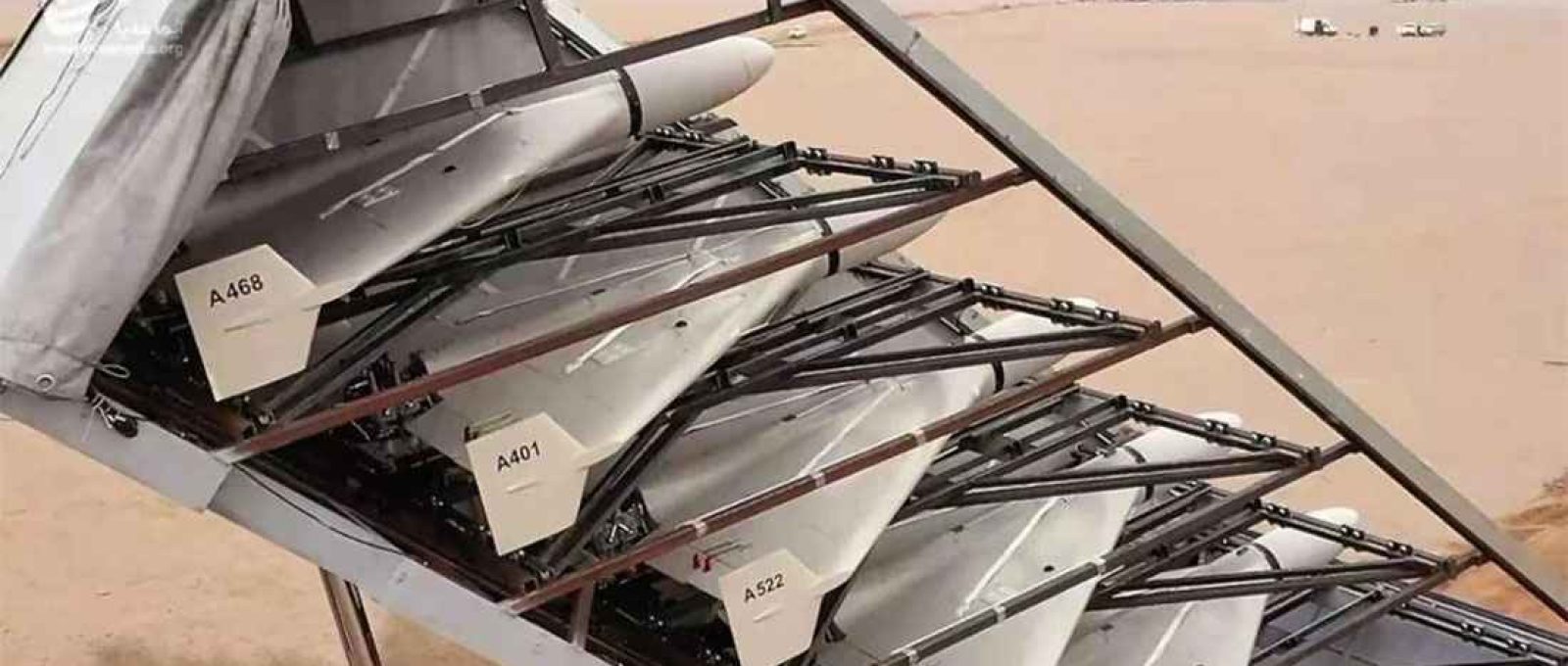 Os drones iranianos Shahed-136 são normalmente lançados em enxames para sobrecarregar as defesas (Ministério da Defesa do Irã).