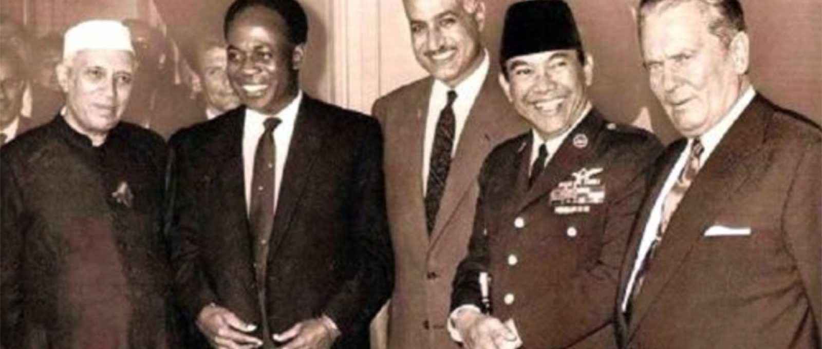 Jawaharlal Nehru, da Índia, Kwame Nkrumah, de Gana, Gamal Abdel Nasser, do Egito, Sukarno, da Indonésia, e Josip Broz Tito, da Iugoslávia, na Conferência de Bandung em 1955 (Medium).