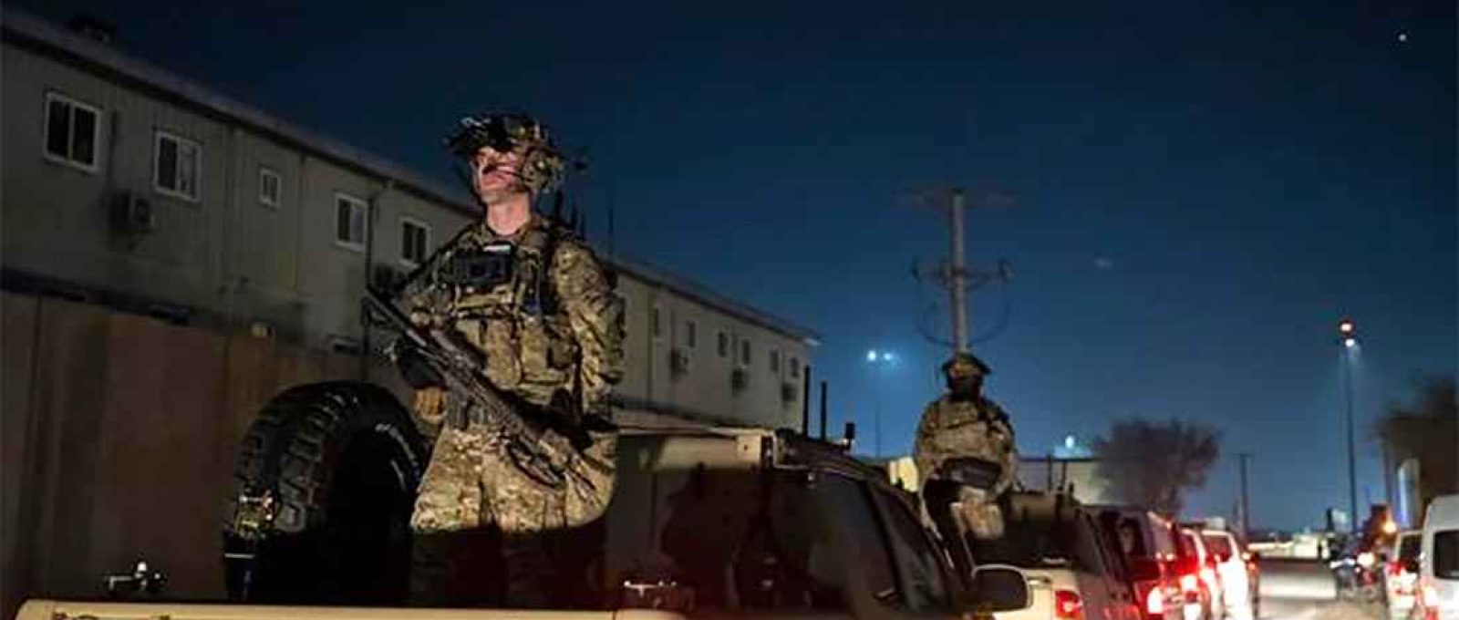 Nesta foto de arquivo de 28 de novembro de 2019, soldados armados montam guarda na carreata enquanto o presidente Donald Trump fala durante uma visita surpresa do Dia de Ação de Graças às tropas no Campo Aéreo de Bagram, Afeganistão (Foto: Alex Brandon/AP).