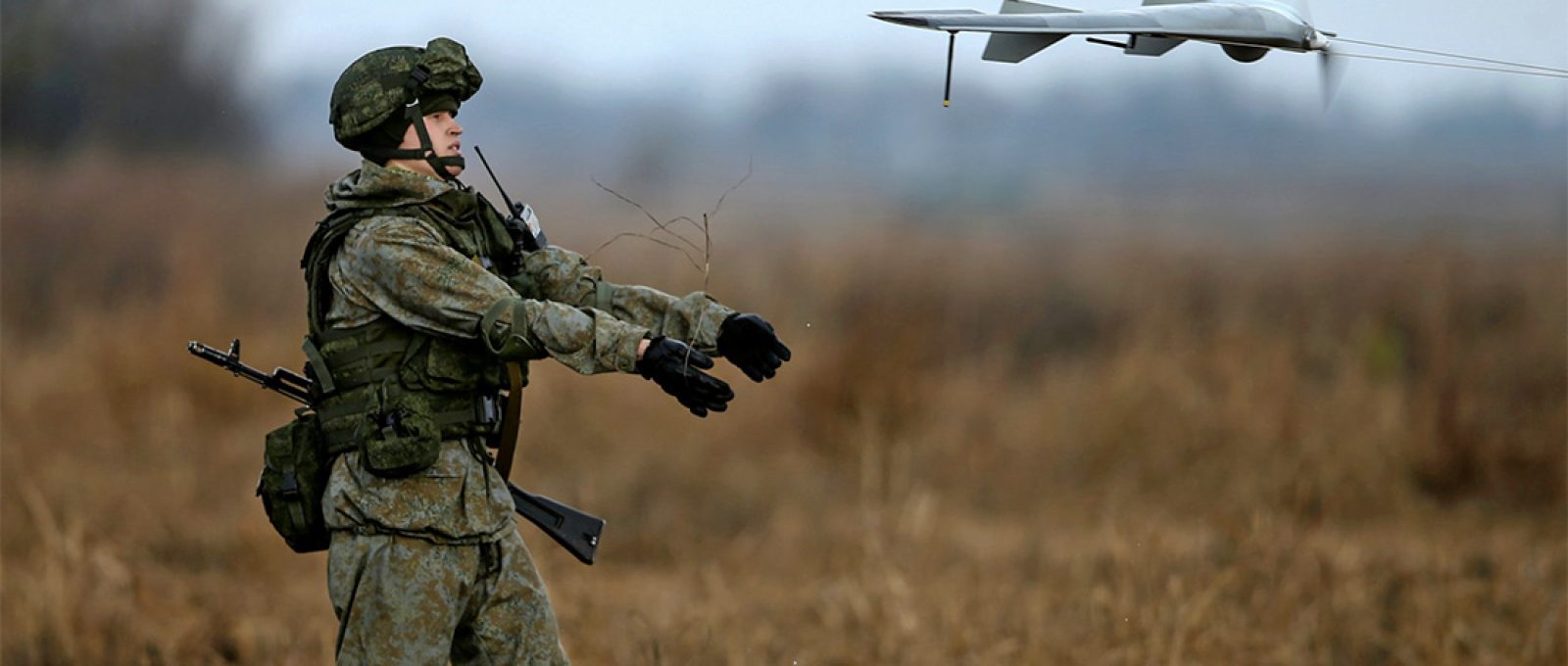 Soldado russo lança um drone durante o exercício de treinamento militar conjunto sérvio-russo “Irmandade Eslava” na cidade de Kovin, perto de Belgrado, Sérvia, em 7 de novembro de 2016 (Marko Djurica/Reuters).