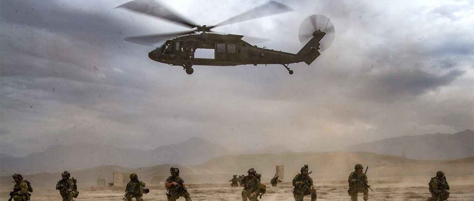 Tropas americanas protegem perímetro em um local não revelado no Afeganistão, em 17 de março de 2020 (Foto: Sargento Joel Pfiester/USAF).