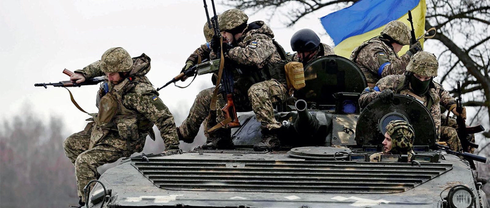 Soldados ucranianos participam de treinamento a cerca de 10 km da fronteira com a Rússia e a Bielorrússia, em Chernihiv, norte da Ucrânia, em 2 de fevereiro de 2023 (Kyodo News via Getty Images).