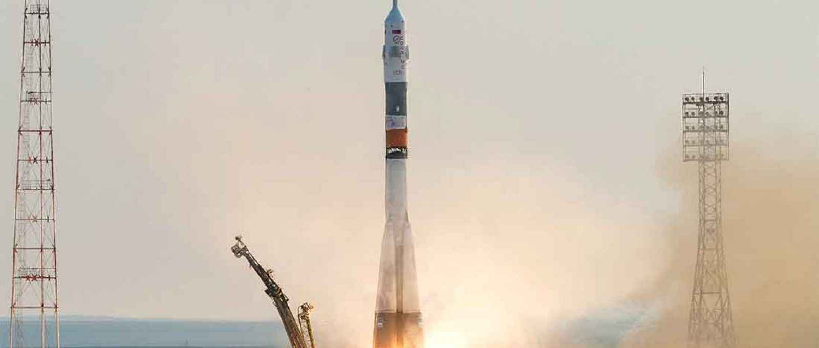 Um foguete Soyuz-FG é lançado com três tripulantes para a Estação Espacial Internacional (Foto: NASA).