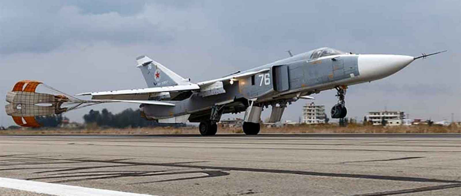 Uma aeronave de ataque Su-24, modelo que teria lançado bombas no caminho do HMS Defender (Foto: Serviço de Imprensa do Ministério da Defesa Russo).